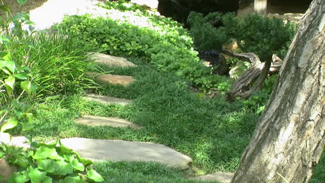 Camino-De-Escalones-En-Un-Jardín-Japonés