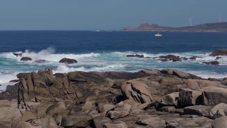 Brechende-Wellen-An-Der-Felsigen-Küste-Des-Strandes-Von-Muxía-In-Spanien