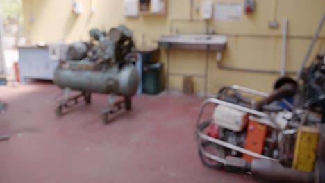 disparo deslizante de la parte superior de una broca de máquina dentro de un taller de metalurgia e ingeniería