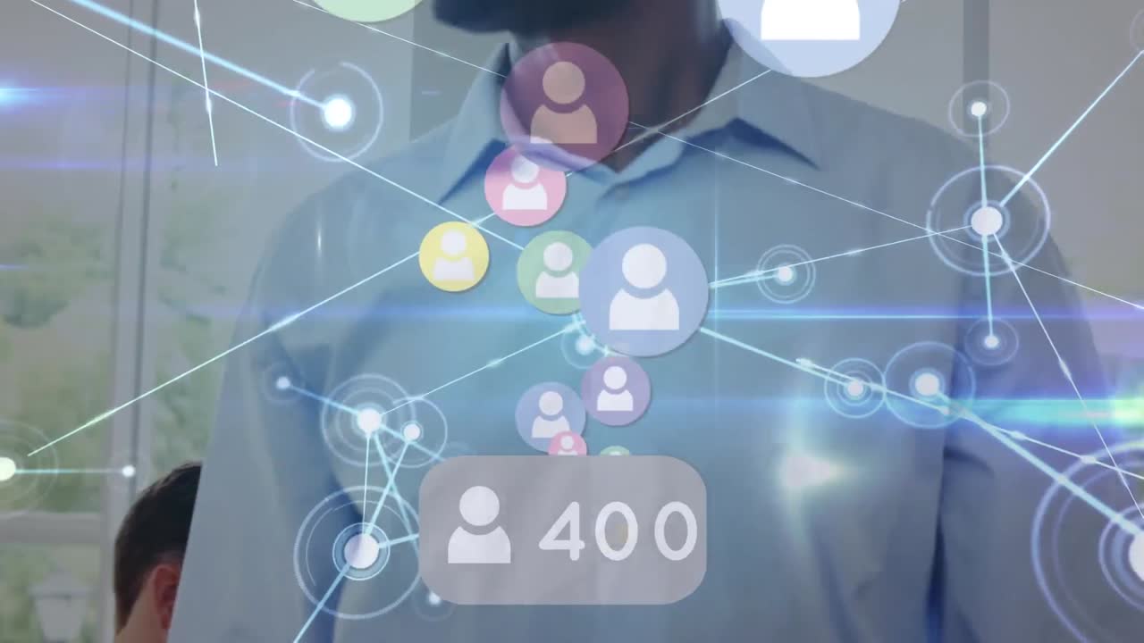 icono de perfil con un número creciente contra diversos empresarios que utilizan dispositivos electrónicos