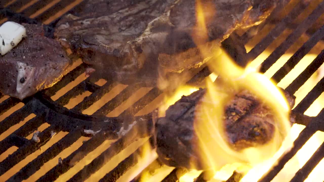 그릴에 스테이크