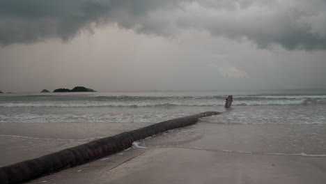 Koh-Chang,-Tailandia,-Un-Día-Tranquilo-Y-Nublado,-La-Cámara-Captura-La-Danza-Rítmica-De-Las-Olas-Del-Océano-Rodando-Hacia-Una-Playa-Pintoresca