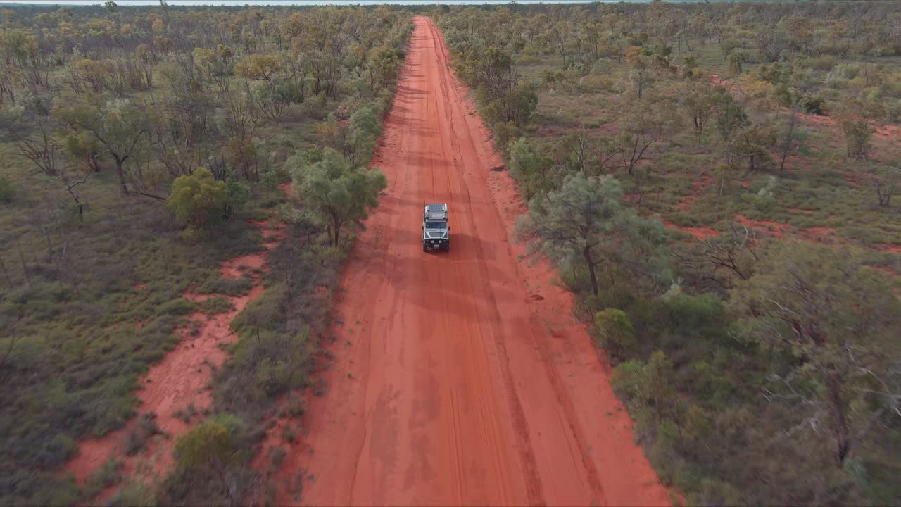 오스트레일리아의  ⁇ 은 먼지 가득한 내륙 도로를 천천히 달리는 큰 차량