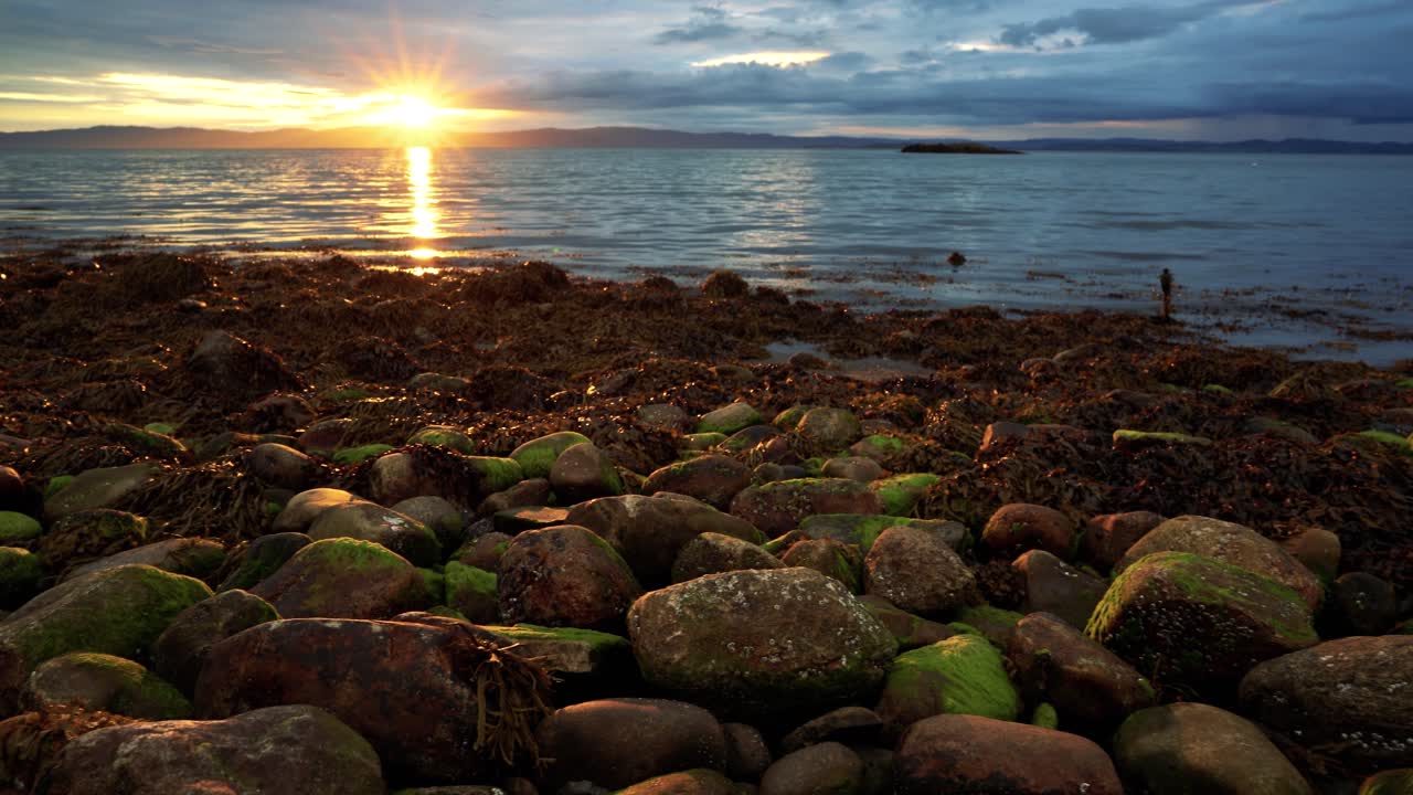 Solnedgang over havet i Norge