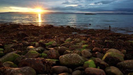 puesta de sol sobre el mar en noruega
