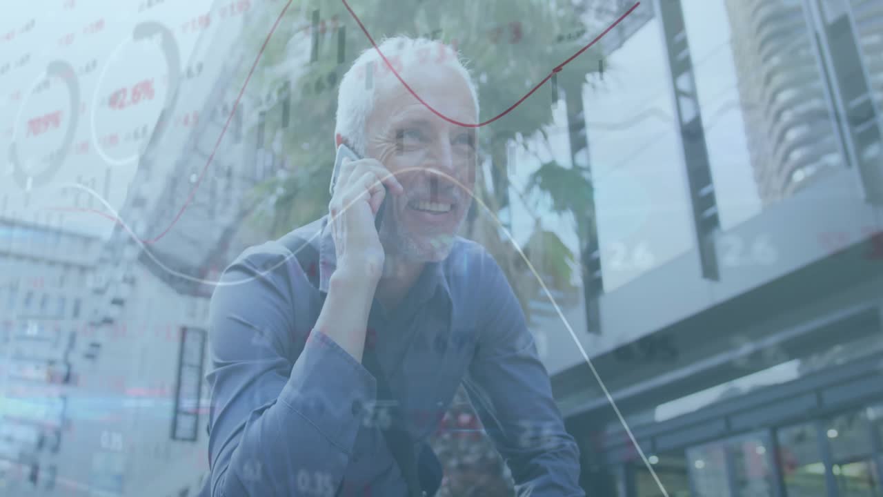 Animação de processamento de dados financeiros sobre um homem caucasiano usando um smartphone