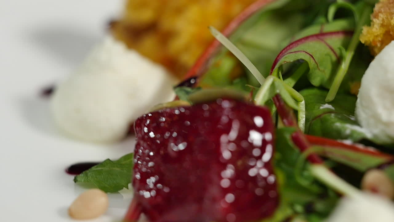 primer plano de una ensalada con pastel de zanahoria y queso