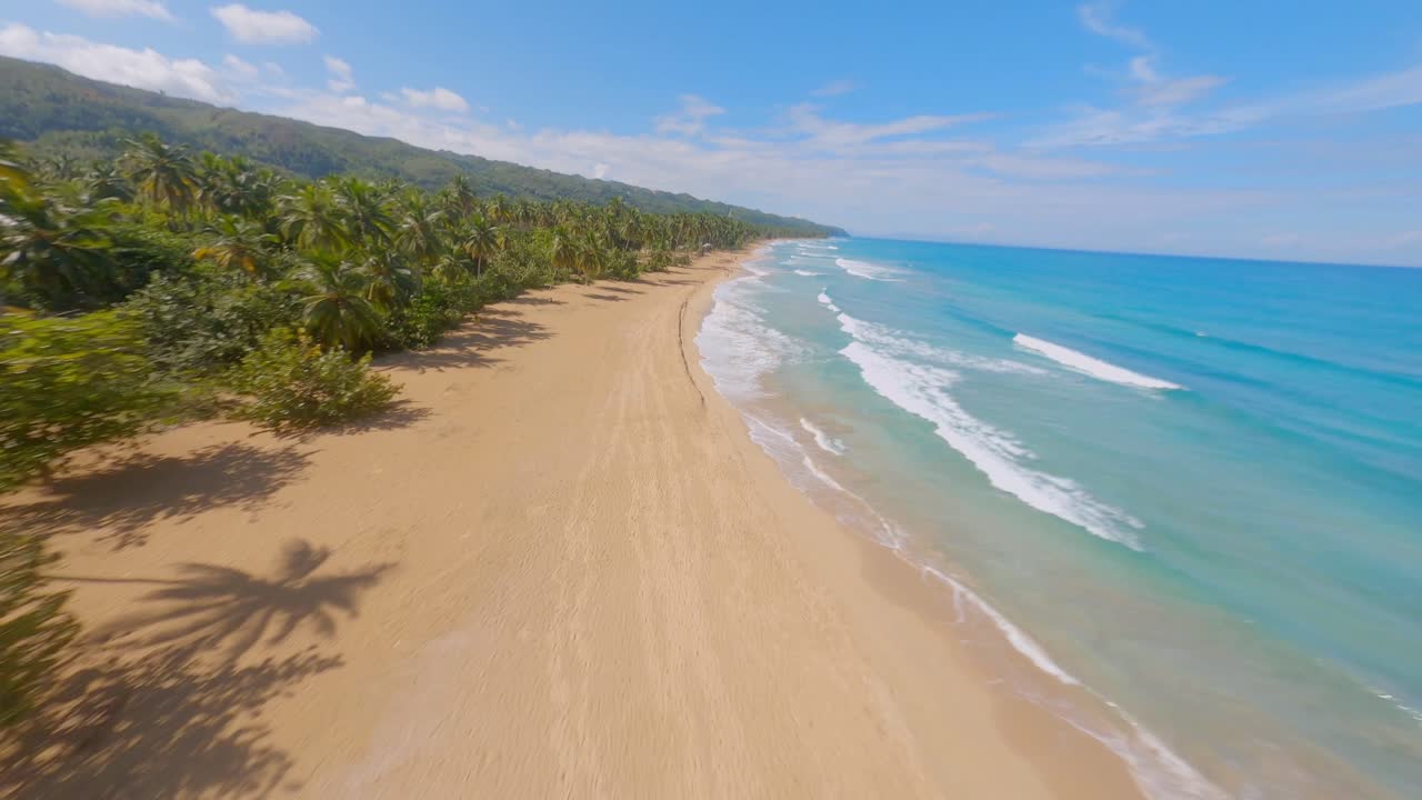 drone volando sobre playa coson, las terrenas en republica dominicana