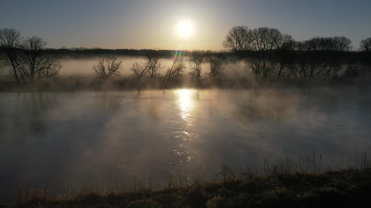 강 위 의 안개 가 가득 한 해가 뜨는 것