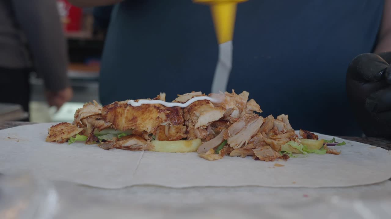 preparación deliciosa de envoltura de kebab de pollo doner