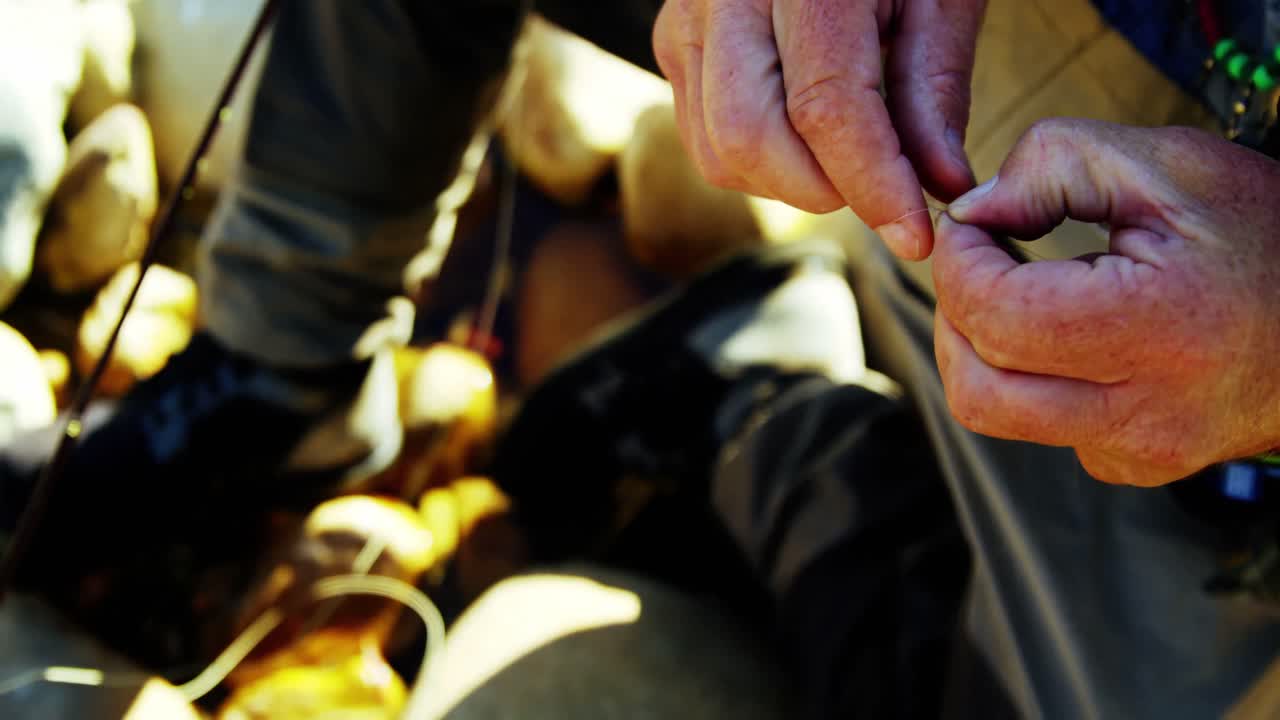 pescador preparando la cuerda para atar en el gancho