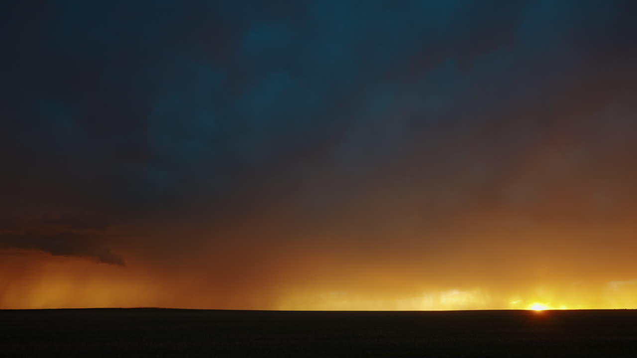 Dramatischer Sonnenuntergang mit aufziehendem Sturm