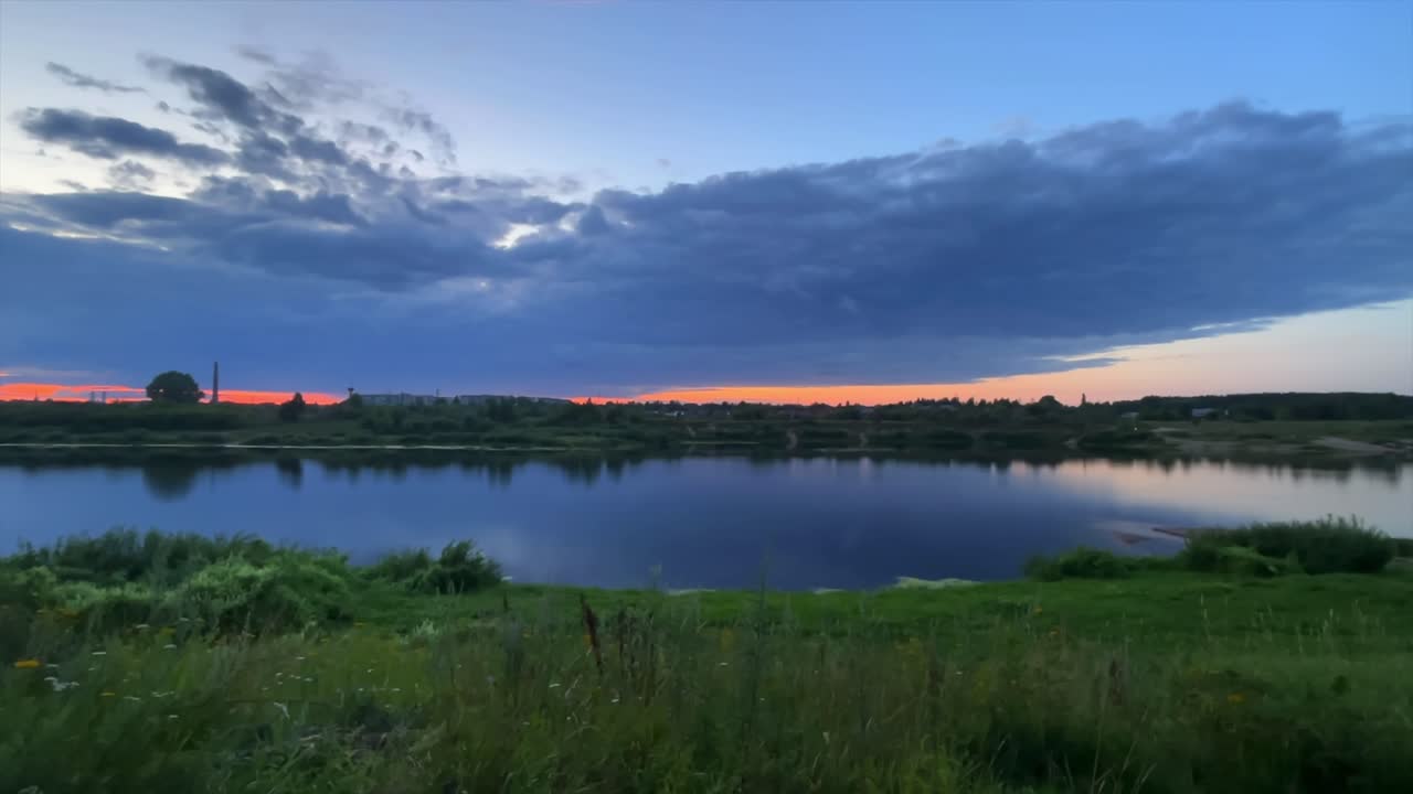 Fiume Daugava sotto un cielo al tramonto, Timelapse.