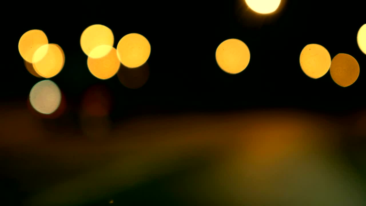 야간 도로, 고속도로를 가로질러 차를 운전하는 것, 초점을 잃은 불빛, 로스앤젤레스 거리 추상화, 도시 흐릿한 배경, 움직이는 보케, 야간 교통의 서클.