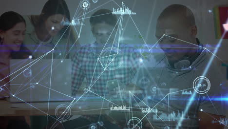 red de conexiones y procesamiento de datos contra el hombre usando tableta digital en la oficina