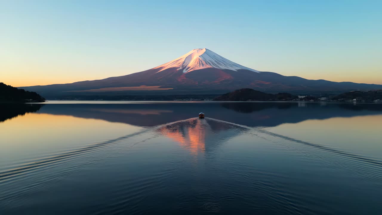 Il Monte Fuji riflesso in un lago all'alba