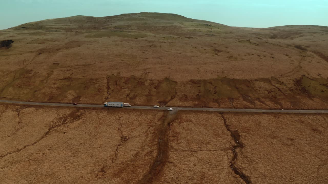 갈색 마른 들판 앞에 자동차가 거의 없는 시골길의 추상적 조감도