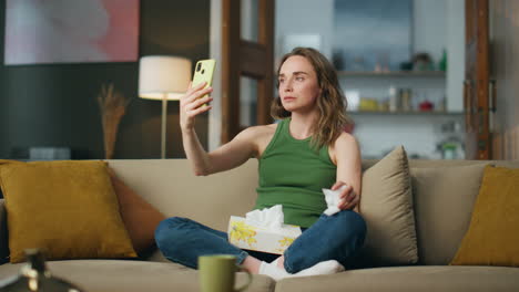 Niña-Infeliz-Hablando-Por-Teléfono-Sosteniendo-Una-Servilleta.-Mujer-Triste-Intentando-Calmar-La-Terapia-En-Línea