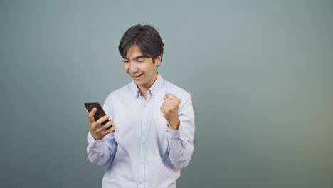 ⁇ 드폰을 보는 남자는 행복합니다.