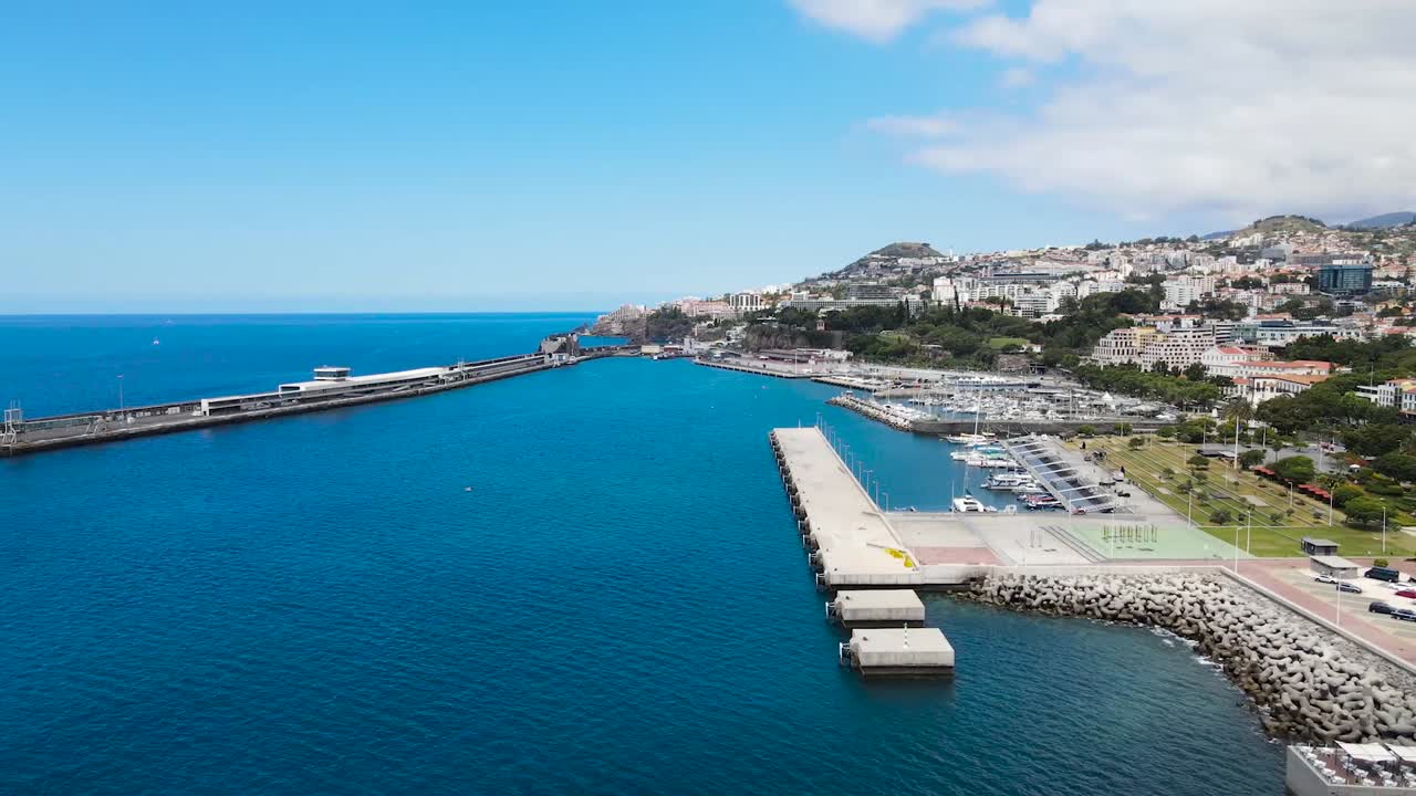 vista panorámica aérea del océano atlántico y el puerto en la ciudad de funchal, isla de madeira en portugal
