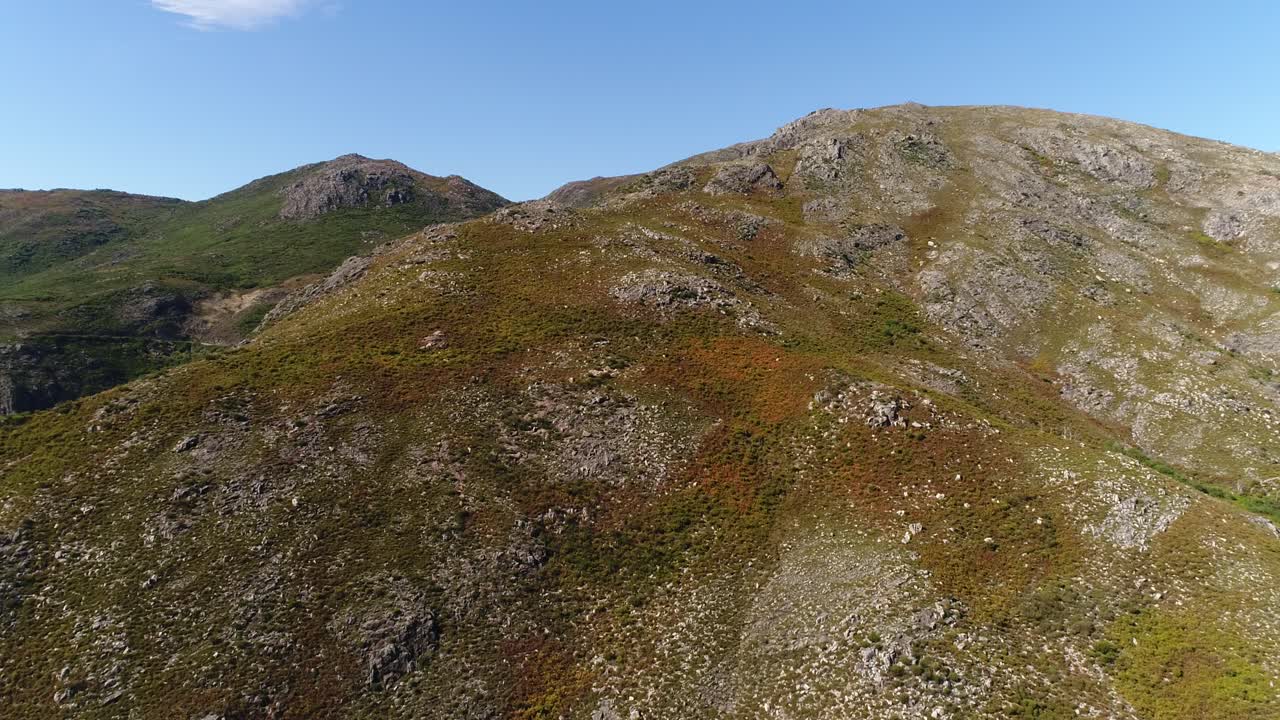 Veduta aerea di montagne nel cielo azzurro
