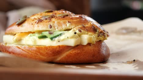 un primer plano de un delicioso sándwich de ensalada de huevo