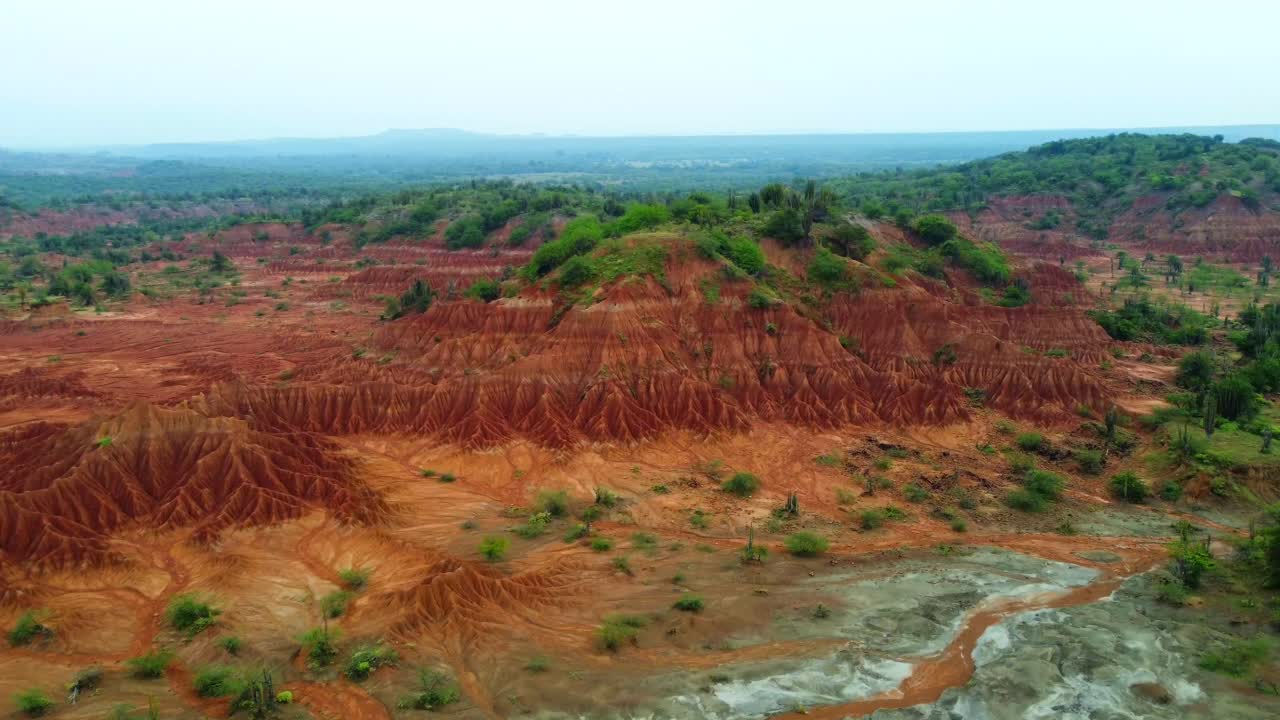 donde las arenas escarlata se encuentran con el horizonte en una hipnotizante exhibición de color y contraste