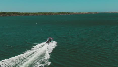 barco aéreo 4k en el agua cerca de una pequeña isla