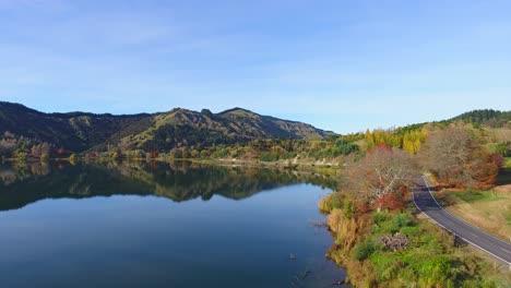 paisaje de una hermosa y vibrante vista colorida de montañas y árboles sobre un lago