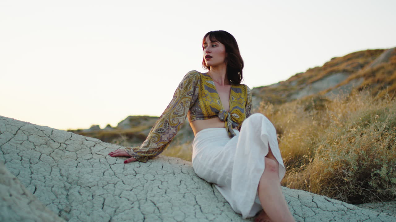 mujer joven en el campo