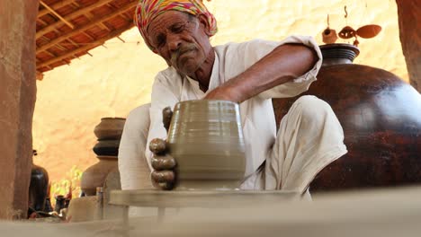 el alfarero en el trabajo hace platos de cerámica. india, rajasthan.