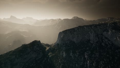 Dramatischer-Himmel-über-Stufen-In-Einem-Berg.