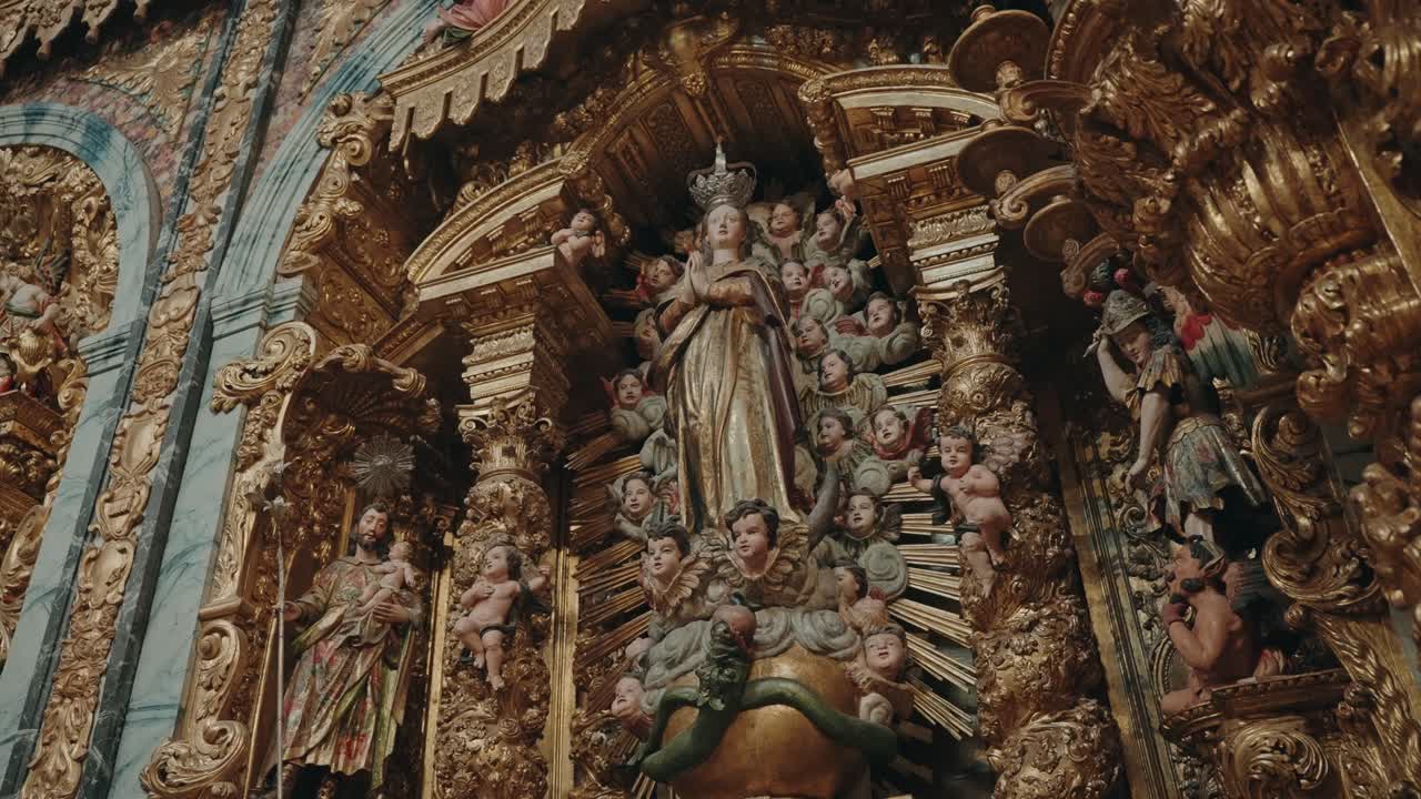 Altare barocco dorato raffigurante la Vergine Maria, circondato da angeli intagliati all'interno di una chiesa portoghese