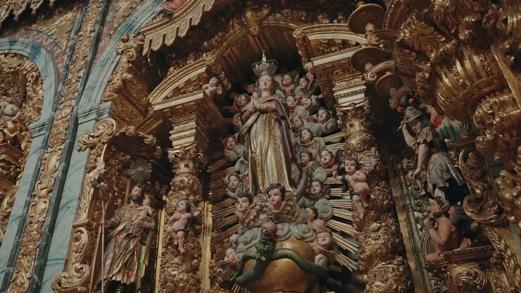 Altare barocco dorato raffigurante la Vergine Maria, circondato da angeli intagliati all'interno di una chiesa portoghese