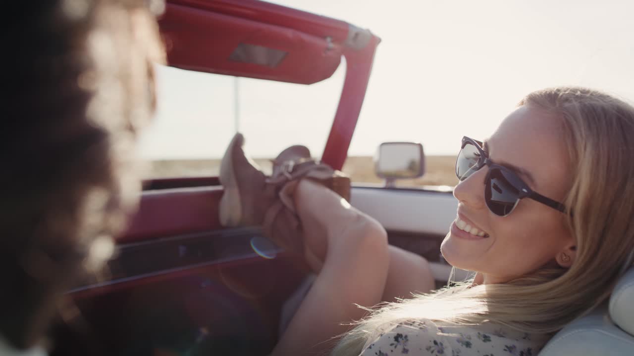 Video einer Frau, die an einem sonnigen Sommertag Auto fährt