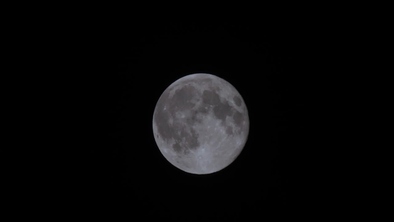 Lua Cheia em noite escura.