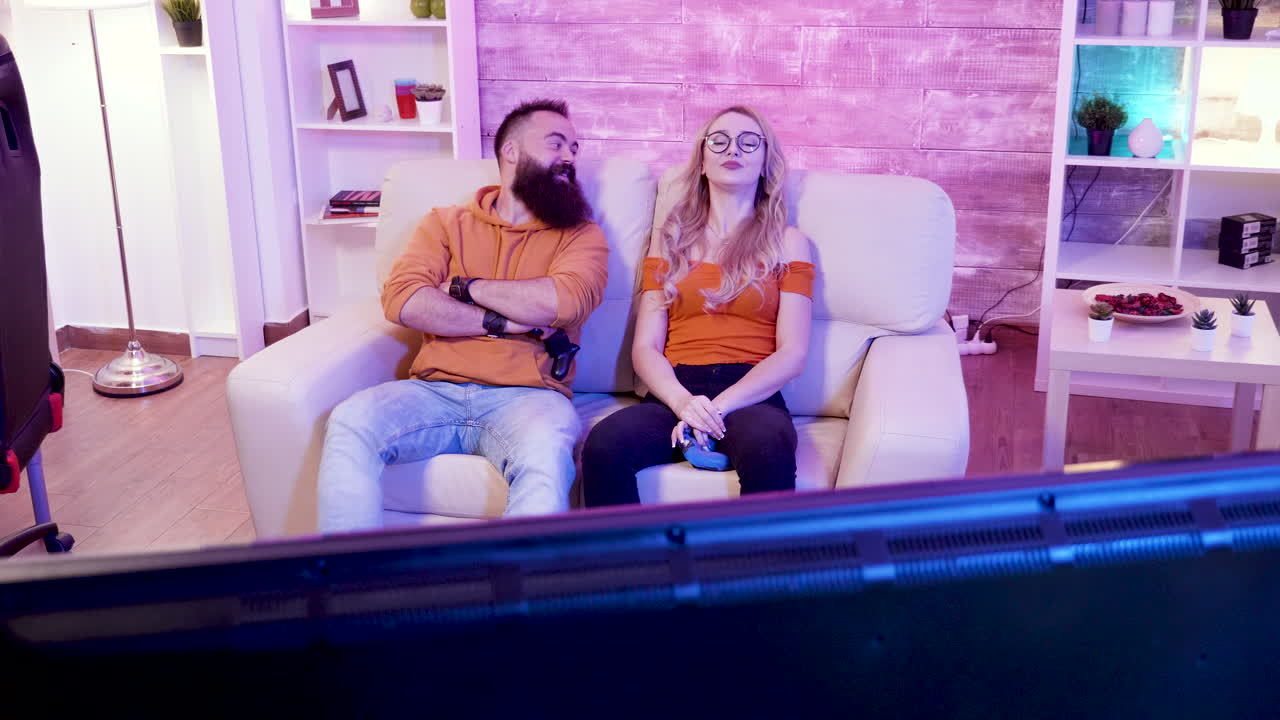 Pari pelaa videopelejä televisiosta