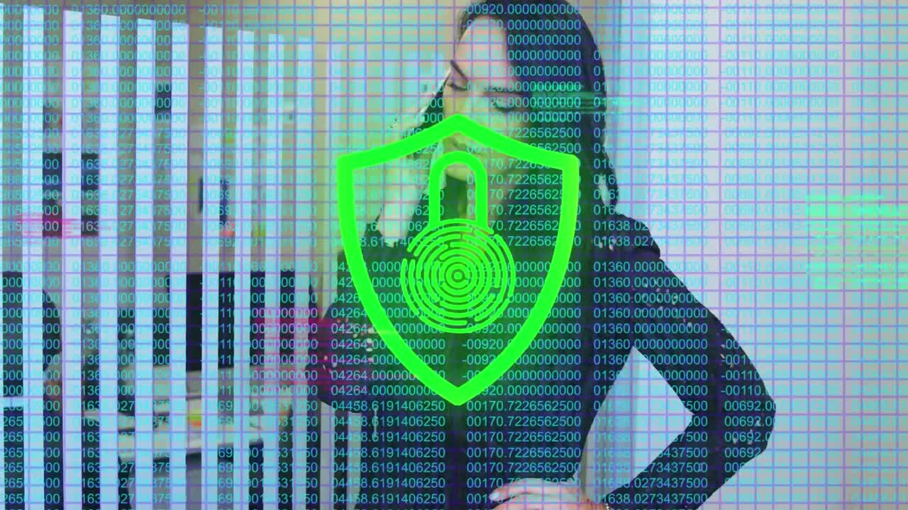 animación de candado y procesamiento de datos sobre mujer de negocios caucásica en teléfono inteligente en la oficina