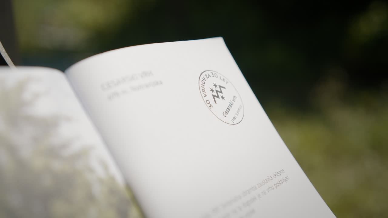 мужчина держит прикованную печать и буклет и делает оттиск