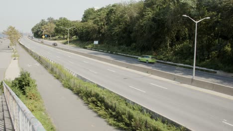 Highway-with-6-lanes,-with-cars,-in-a-wide-shot-on-an-somber-overcast-day