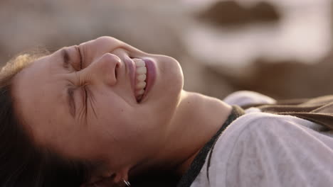 retrato de una hermosa mujer asiática acostada en la playa al atardecer sintiéndose relajada disfrutando de una contemplación pacífica relajándose explorando un estilo de vida despreocupado