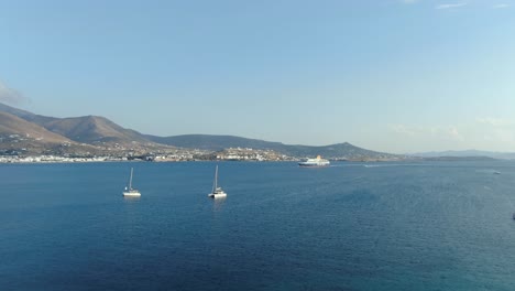 Drohnenaufnahme-Des-Strandes-Von-Paros-Mit-Fähre