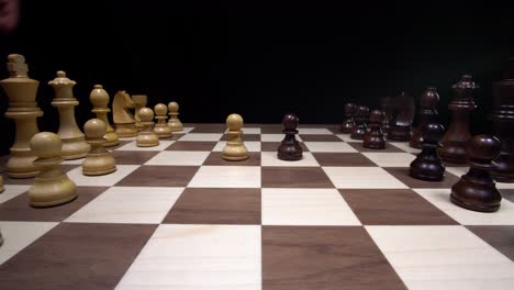 Weiß-Spielt-Die-Queens-Gambit-Schacheröffnung-In-Einem-Tiefen-Und-Strategischen-Schachspiel-Auf-Einem-Holzschachbrett