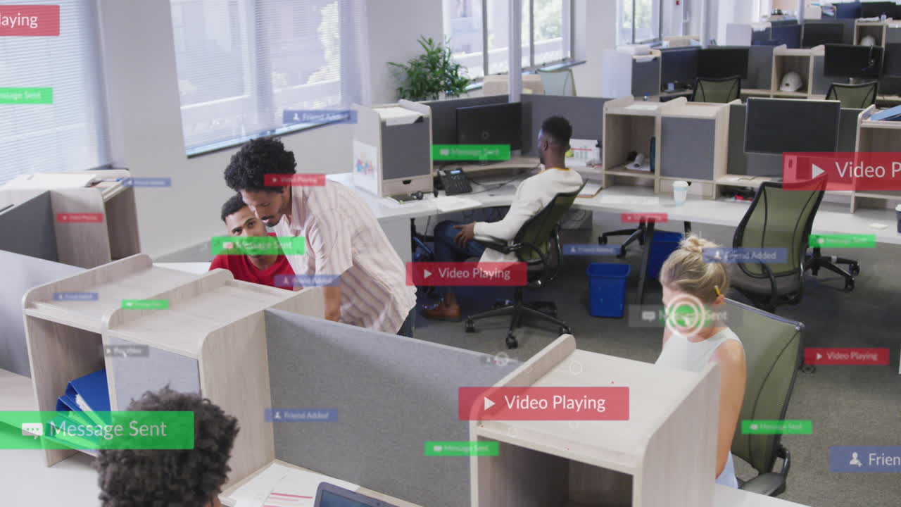 사무실의 책상에서 토론하는 다양한 동료 직원들에 대한 여러 가지 알림 바의 애니메이션