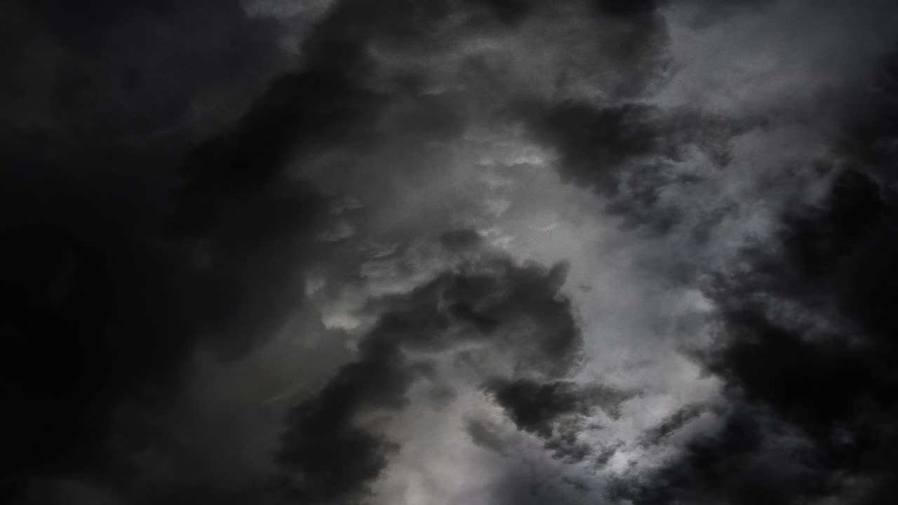 tormentas eléctricas que ocurren en las nubes en el cielo oscuro 4k