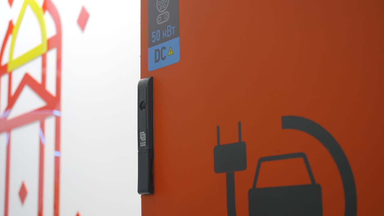 전기 차량을 충전하는 사람