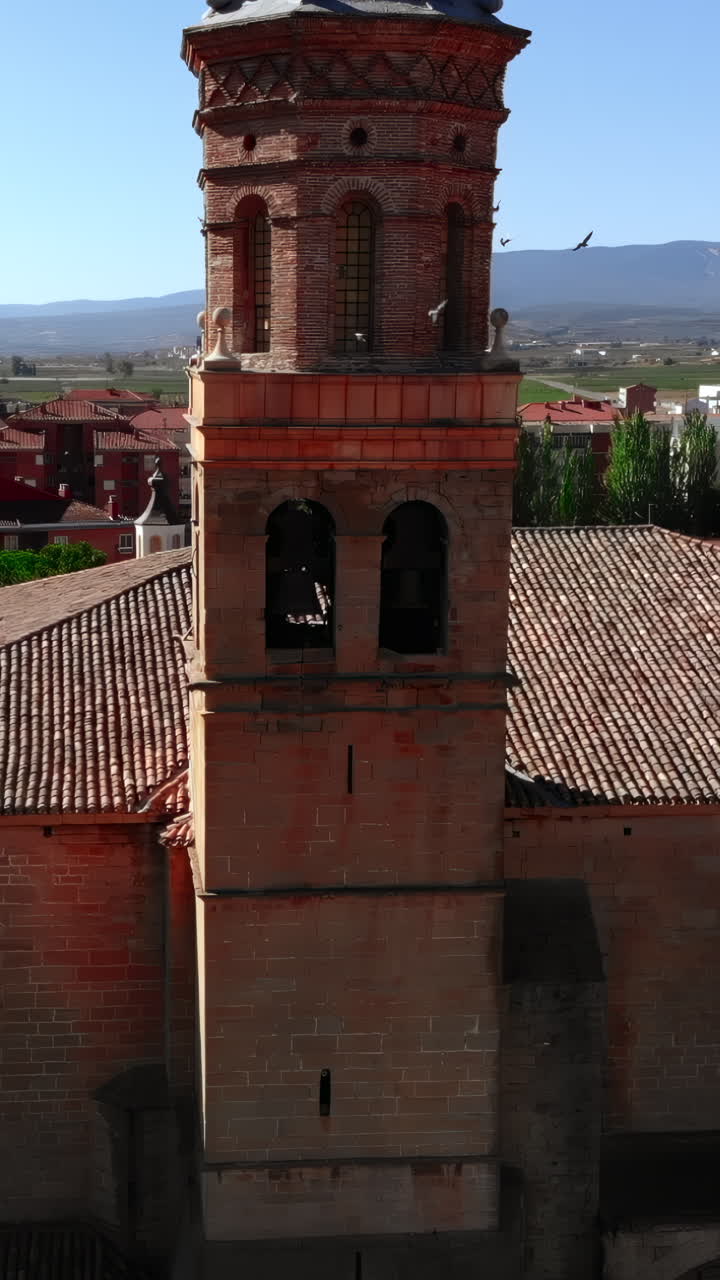 Ripresa aerea dall'alto al campanile di una chiesa storica