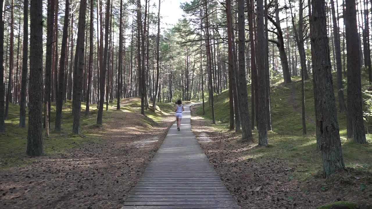 a la chica le gusta correr en el bosque