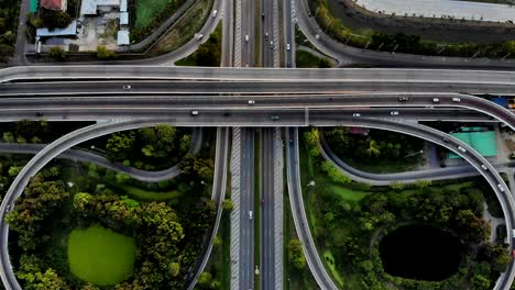 vista de arriba de la autopista, el tráfico vial es una infraestructura importante