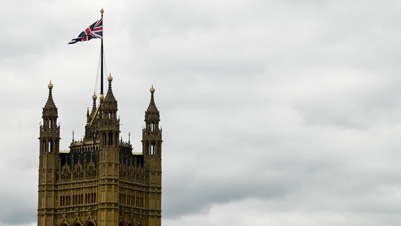 la union jack o la bandera de unión sobre el palacio de westminster, londres